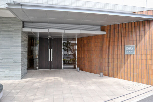 主張することなく、周辺建物とバランスを保っています。