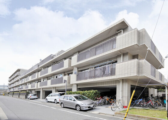 【西葛西パークホームズ】「西葛西」駅から約950ｍ（徒歩12分）に位置する地上5階建てレジデンス。