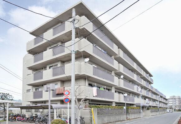 【西葛西パークホームズ】南東に面したベランダ。周囲に高層建築物もなく、日当たり良好です。
