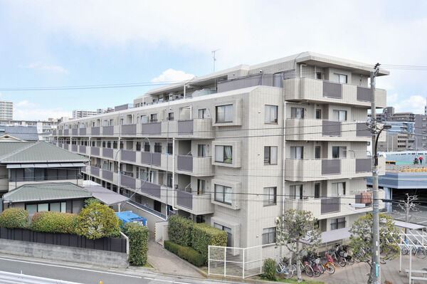 【西葛西パークホームズ】全面タイル張りの清潔感ある外観です。総戸数44戸のコミュニティ。