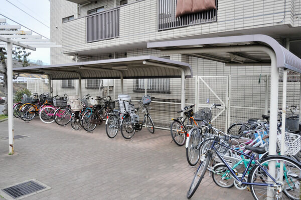 屋根つきの駐輪場が雨から大切な自転車を守ります。
