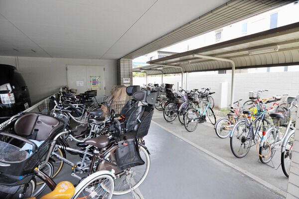 建物の北東側と南東側の両方に駐輪場を設置しました。