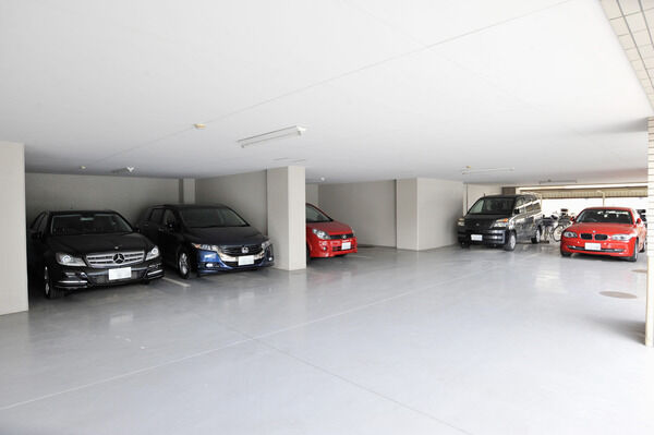 広々とした屋内駐車場。雨風から愛車を守ります。