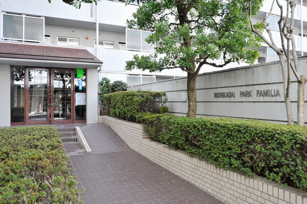 住まう人、訪れる人を優しく迎え入れてくれる、やわらかな深緑。		