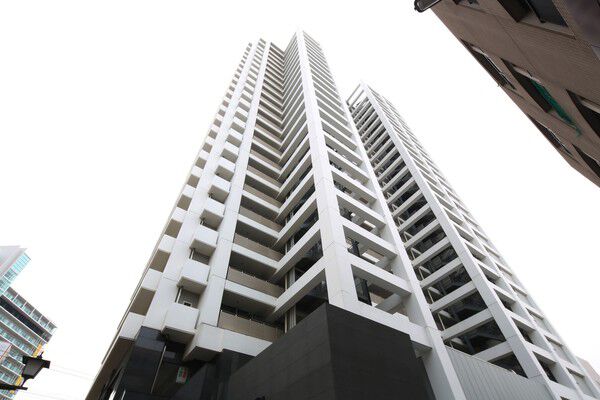 【東京グランファースト】グッドデザイン賞を受賞したこともある、明るく都会的な外観デザイン。		