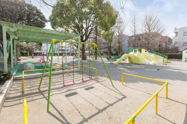 「西小岩公園」まで約340ｍ（徒歩5分）など憩いのスポットも充実。		