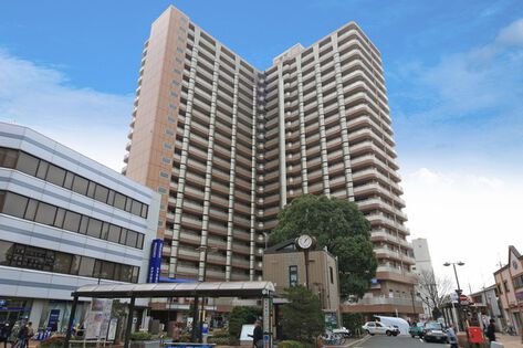 21階建ての風格ある佇まい。落ち着いたブラウンを基調とした外観です。		