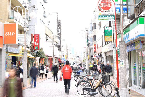 駅前の「ふれあい通り」は、約80m（徒歩1分）。		
