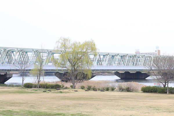 「小松川運動公園」約1,110m（徒歩14分）をはじめ運動や散歩が楽しめる公園が点在。		