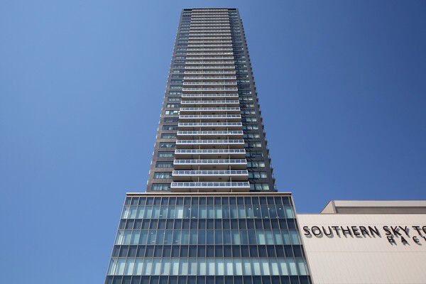 【サザンスカイタワーレジデンス】行政サービス機関、金融機関、スーパーマーケット、書店などが低層部に入居。 【サザンスカイタワーレジデンス】行政サービス機関、金融機関、スーパーマーケット、書店などが低層部に入居。