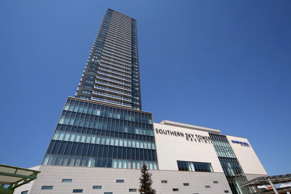 【サザンスカイタワーレジデンス】「八王子」駅のランドマークとして人々の目を惹き付けます。 【サザンスカイタワーレジデンス】「八王子」駅のランドマークとして人々の目を惹き付けます。