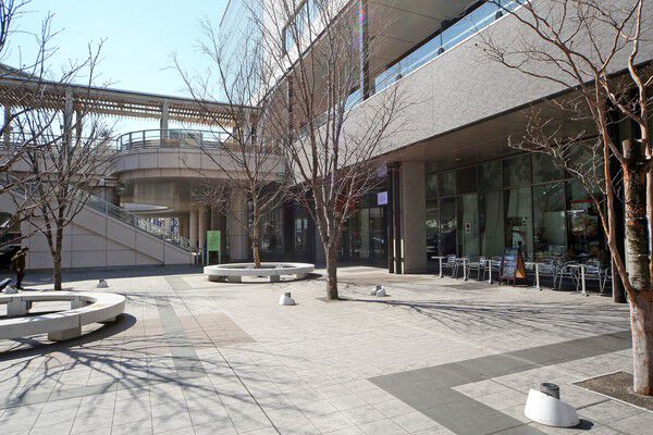 木々が配されたスペースは、街行く人や住む人の憩いのスポットに。