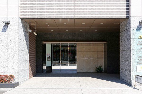 住む人、訪れる人を迎えるエントランスは、ホスピタリティあふれる迎賓空間。