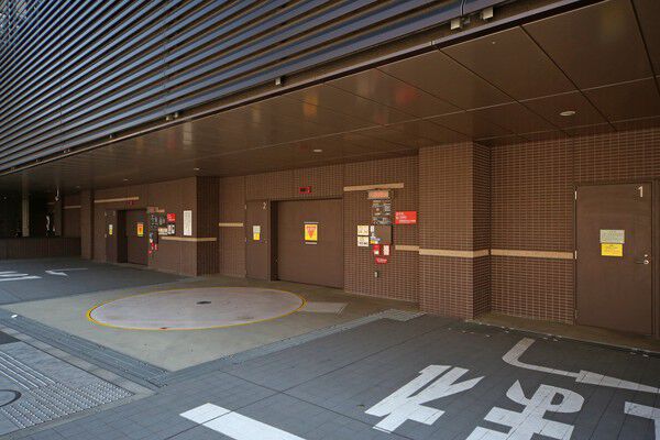 敷地内に駐車場を設置。車利用者にとって便利なエントランスも設けています。