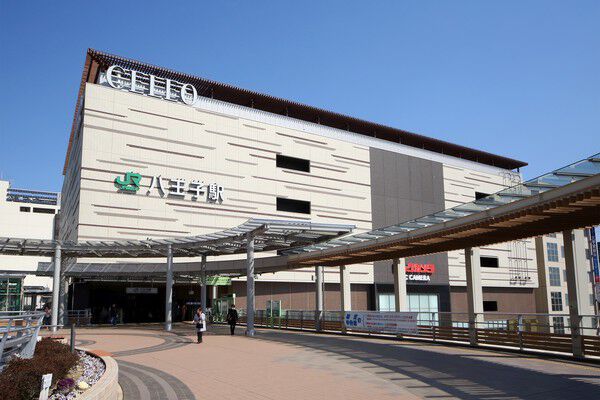 最寄りの中央本線「八王子」駅まで約80m（徒歩1分）。