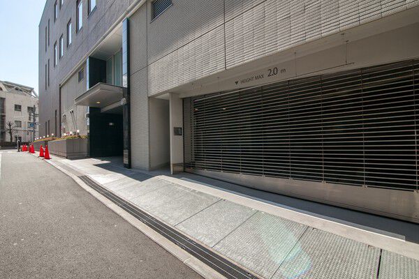 敷地内には、電動シャッター付きの21台収容の駐車場を設置。		