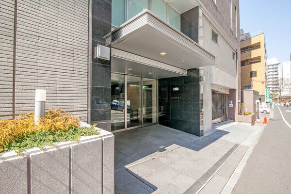 エントランスには、宅配ロッカー・管理事務室が設置されています。		