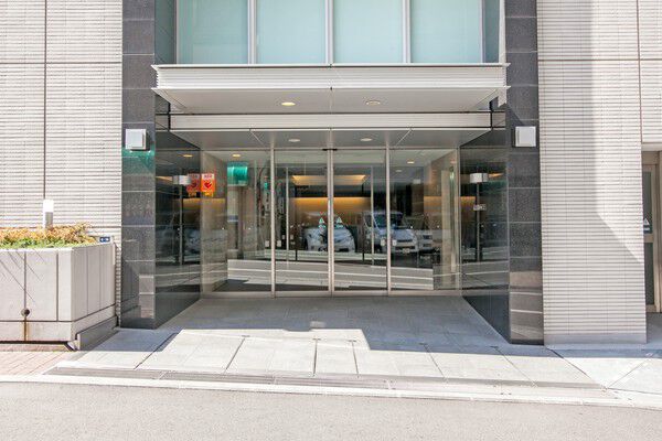 エントランスホールから住戸までは、段差をなくした共有スペースが広がります。