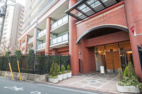 暖色の、丸みのある入り口をくぐると、古代ギリシア風のエントランスが広がります。		