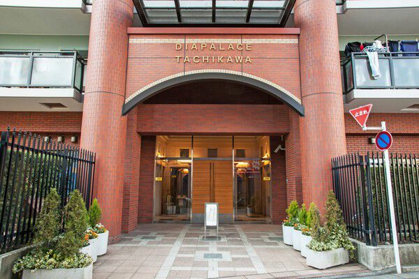 エントランスには、宅配ロッカーや様々なフロントサービスをご用意しています。		