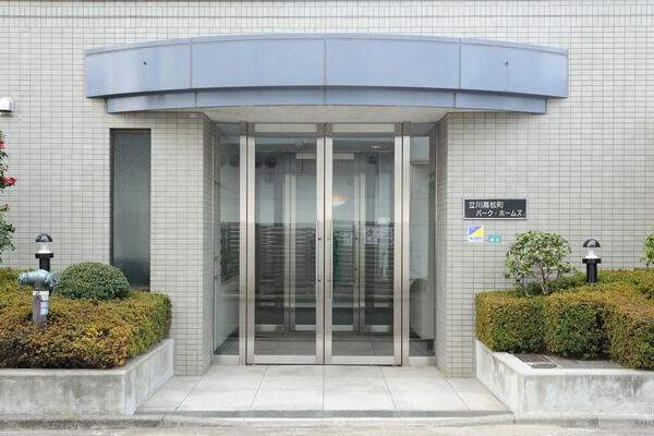 スタイリッシュなエントランスが我が家の目印に。