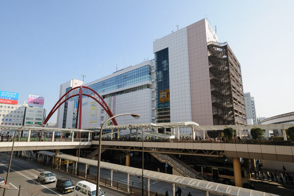 立川駅前には多くのデパートやショッピングセンターが並び、賑わいを見せます。