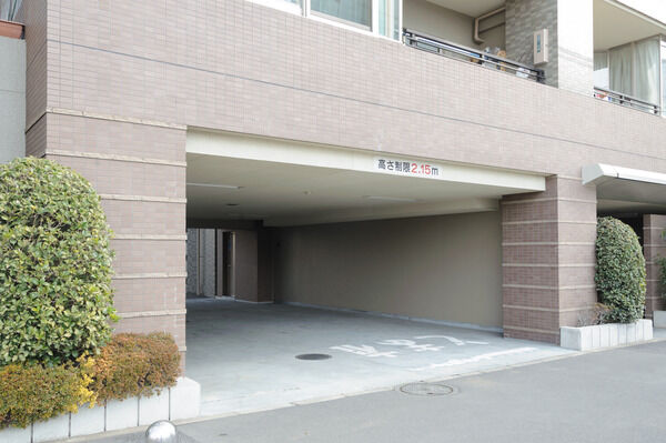 専用駐車場も完備し、カーライフも万全のサポート。