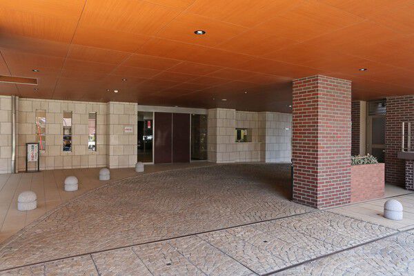 人と車の導線分離を図って、安全性を確保しています。