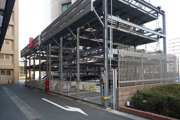 敷地内に、立体式の駐車場を設けています。