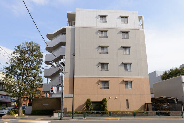 【立川パークホームズ】1～2階はブラウン、3～5階はグレー、6階はホワイトと異なる色のタイル仕上げ。