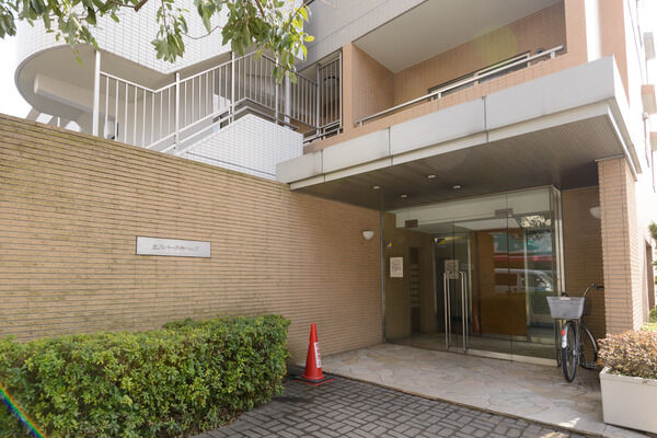 足元のグリーンがスムーズにエントランスに誘導してくれます。