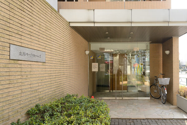 床には敷き詰めた石灰岩と大理石。品の良さが際立つ洗練されたエントランス。