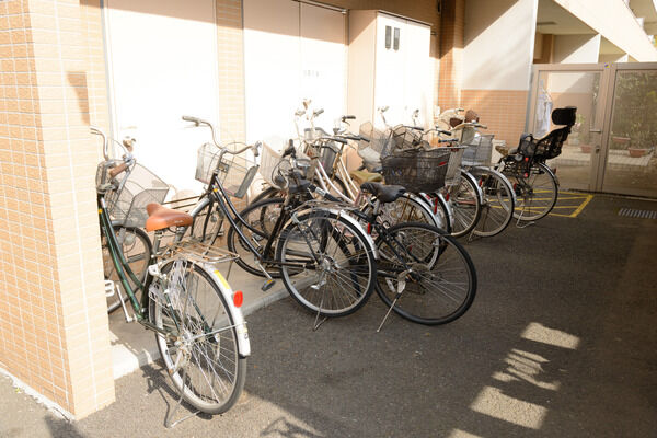 敷地内の駐輪場は、近場のお出かけに欠かせない自転車32台が収容可能。