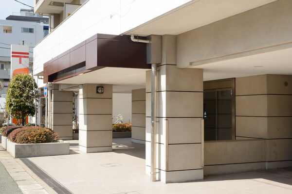 陽光が差し込む明るいエントランス。