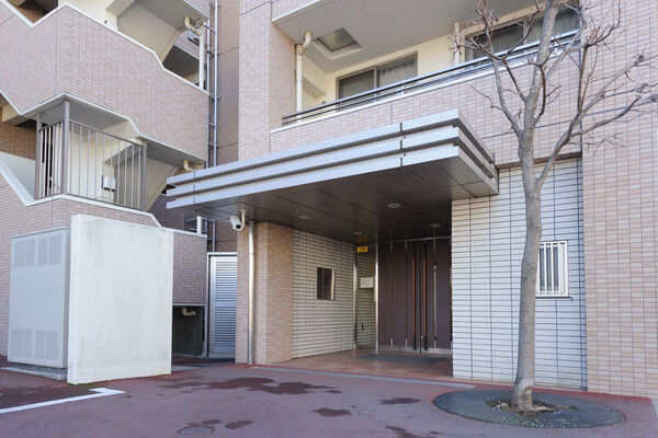 落ち着いた住まいにふさわしい、風格にあふれたエントランスです。