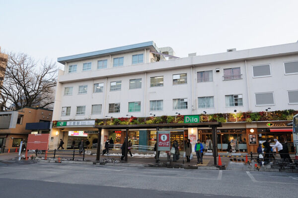 中央本線「三鷹」駅は、徒歩8分。