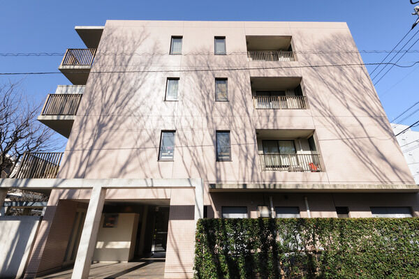 【仙川パークホームズ】街の景観を損ねず、マッチする低層の2棟。 【仙川パークホームズ】街の景観を損ねず、マッチする低層の2棟。