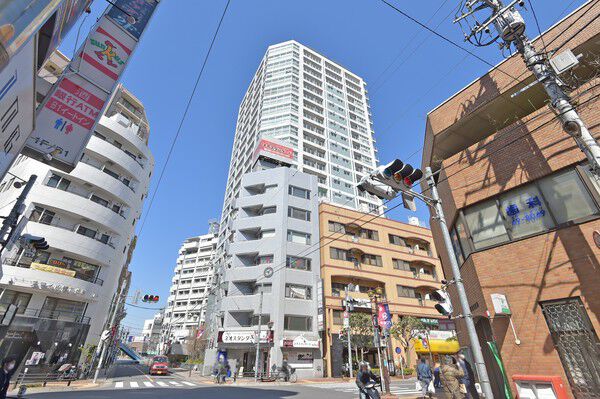 【クレッセント三鷹ザ・タワー】コンビニ、商店街、スーパー、公共施設、医療施設が揃うエリアに立つ高層タワー。