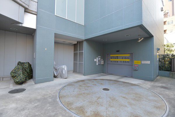 屋内駐車場をはじめ、入居者向けのセキュリティやサービスを導入。