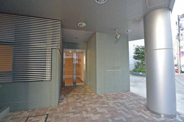 駐車場を降りて、すぐ1階にあるサブエントランス。