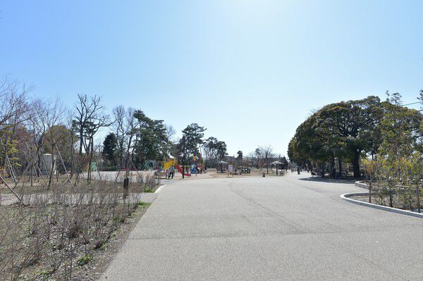 市民の憩いの場「井之頭恩賜公園」まで、約1,000m（徒歩13分）。