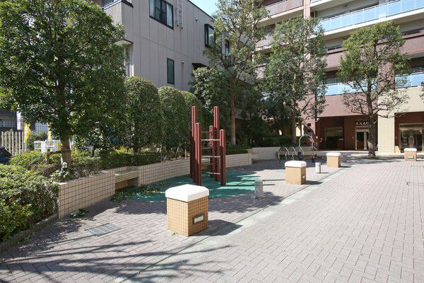 住民同士がおしゃべりしたり、寛いだりできる、憩いの空間も敷地内に。 住民同士がおしゃべりしたり、寛いだりできる、憩いの空間も敷地内に。