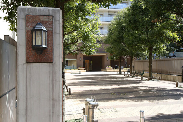 風格を備えたアプローチがお出迎え。緑の陰影が四季を映します。 風格を備えたアプローチがお出迎え。緑の陰影が四季を映します。