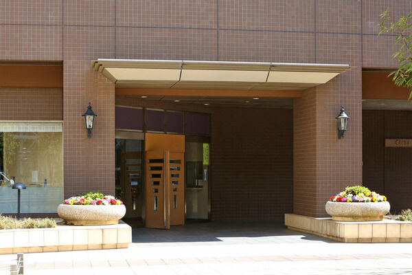 シックなエントランスは、住む人の品格さえしのばせます。 シックなエントランスは、住む人の品格さえしのばせます。