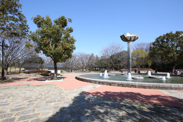 野球場、テニスコートも備えた「府中の森公園」は約950m(徒歩12分)。 野球場、テニスコートも備えた「府中の森公園」は約950m(徒歩12分)。