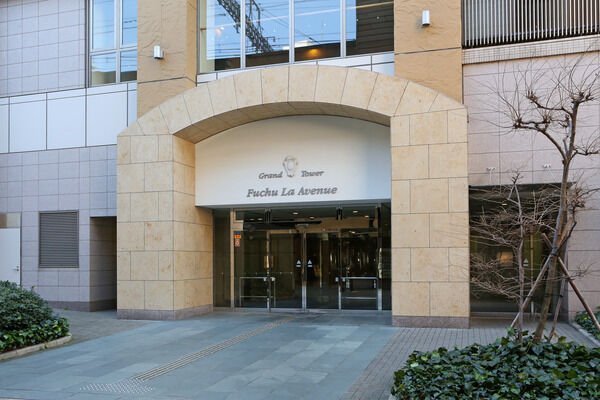 どっしりした構えのアプローチ。駅前エリアの象徴ともいえるタワーレジデンス。 どっしりした構えのアプローチ。駅前エリアの象徴ともいえるタワーレジデンス。