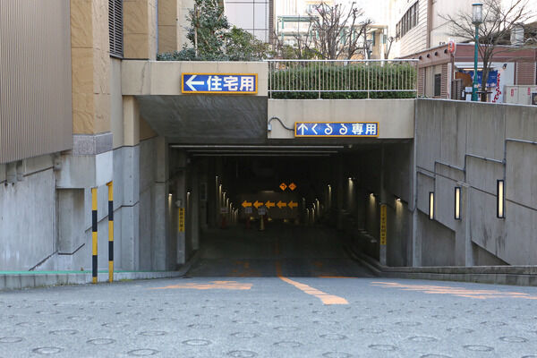 駐車場入口。大型ショッピングモールへのアクセスも自在に。 駐車場入口。大型ショッピングモールへのアクセスも自在に。