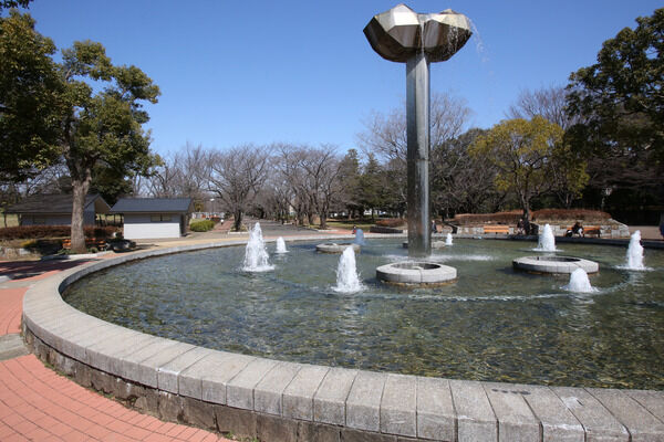 水と緑があふれる「府中の森公園」は約1,000m(徒歩13分)。 水と緑があふれる「府中の森公園」は約1,000m(徒歩13分)。