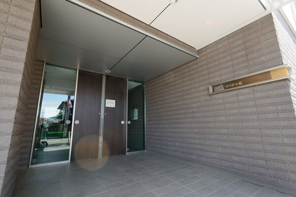 【パークホームズつつじヶ丘】高級感を追求したエントランス。ボーダータイルが味わい深い陰影を生み出しています。