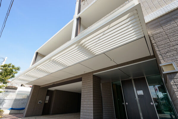 【パークホームズつつじヶ丘】アプローチから邸宅へ続く、美しい列柱が高級感を高めています。